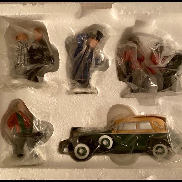 Dept. 56- Heritage Village -Steppin' Out On The Town # 58885 Accessories - Picture 7 of 8